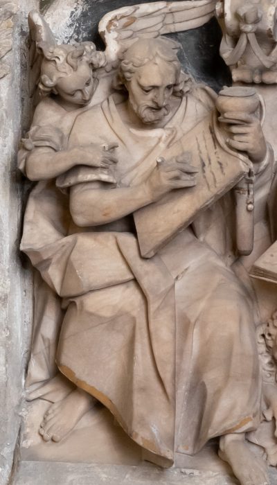 Relief des Epitaphs von Kannenberg mit Evangelist Matthäus